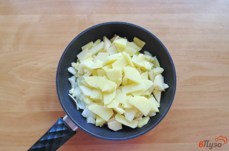 Фото приготовление рецепта: Картофель с яйцами и шпинатом шаг №2
