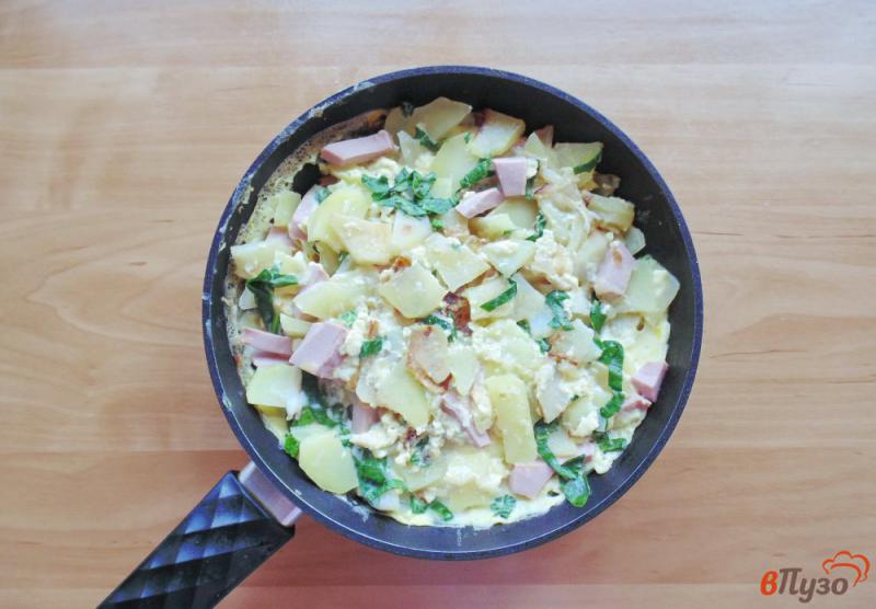 Фото приготовление рецепта: Картофель с яйцами и шпинатом шаг №5