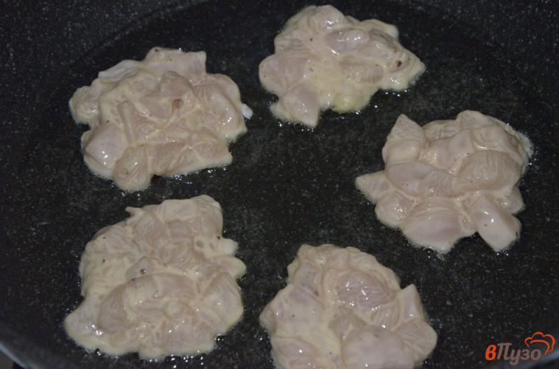 Фото приготовление рецепта: Рубленные котлеты из курицы с майонезом шаг №4