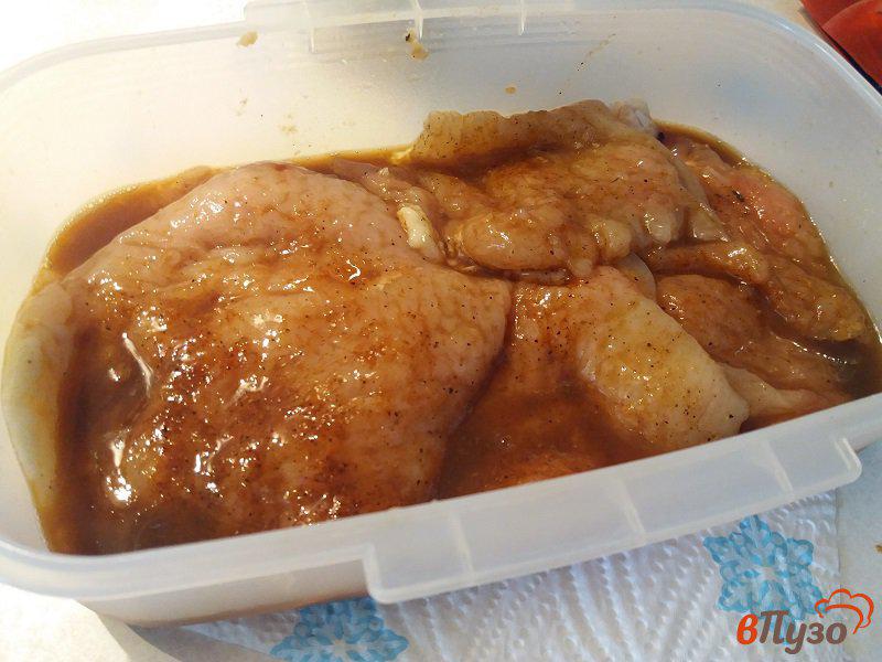 Фото приготовление рецепта: Отбивные из куриного филе в соевом соусе шаг №4