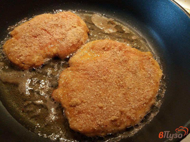 Фото приготовление рецепта: Отбивные из куриного филе в соевом соусе шаг №6