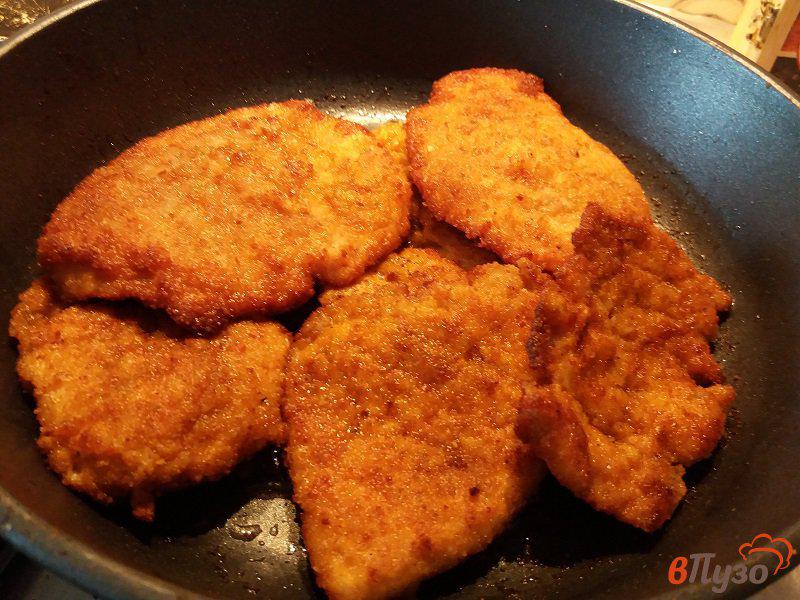 Фото приготовление рецепта: Отбивные из куриного филе в соевом соусе шаг №9