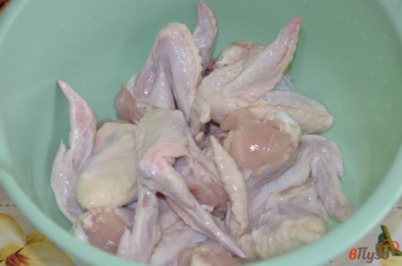 Фото приготовление рецепта: Куриные крылья с картофелем в духовке шаг №2