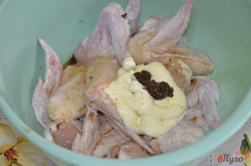 Фото приготовление рецепта: Куриные крылья с картофелем в духовке шаг №3