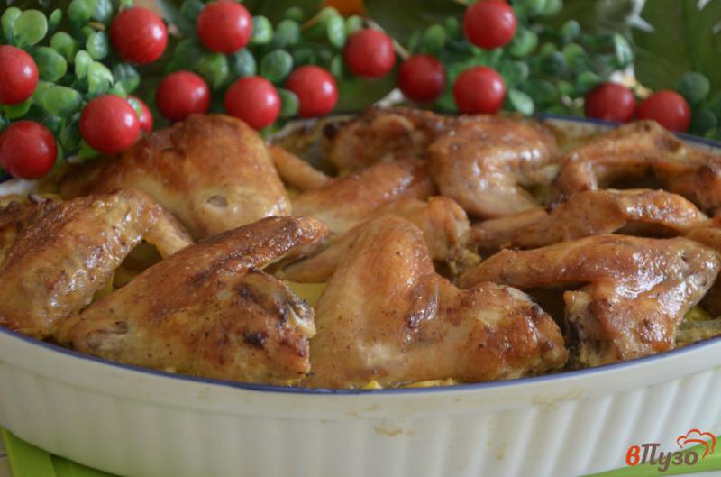 Фото приготовление рецепта: Куриные крылья с картофелем в духовке шаг №5