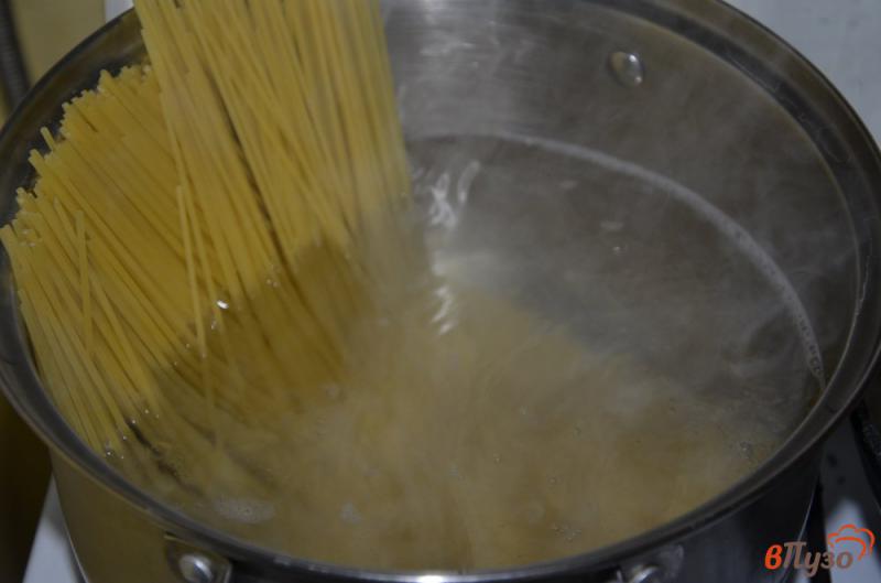 Фото приготовление рецепта: Спагетти с плавленным сыром шаг №1