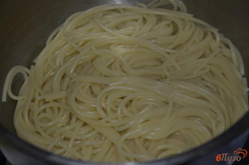 Фото приготовление рецепта: Спагетти с плавленным сыром шаг №2