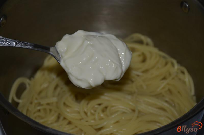 Фото приготовление рецепта: Спагетти с плавленным сыром шаг №3