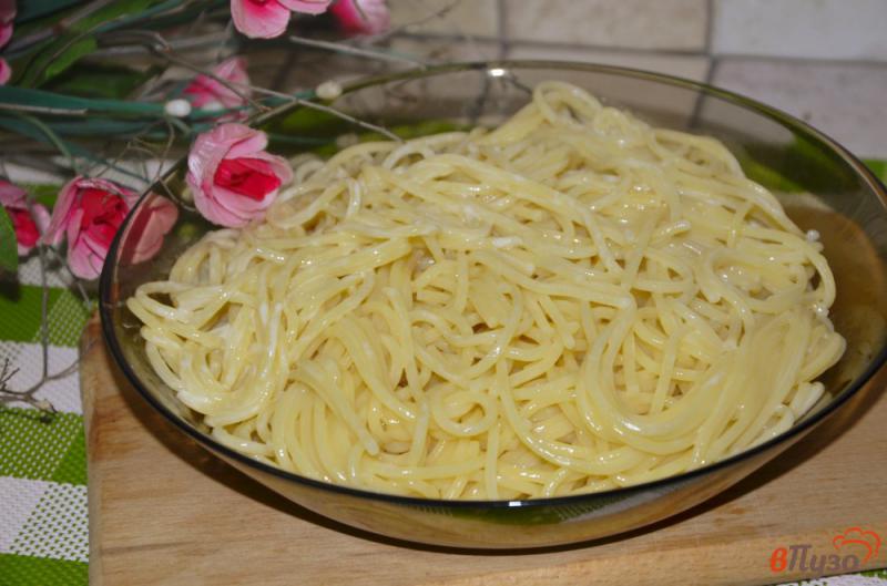 Фото приготовление рецепта: Спагетти с плавленным сыром шаг №4