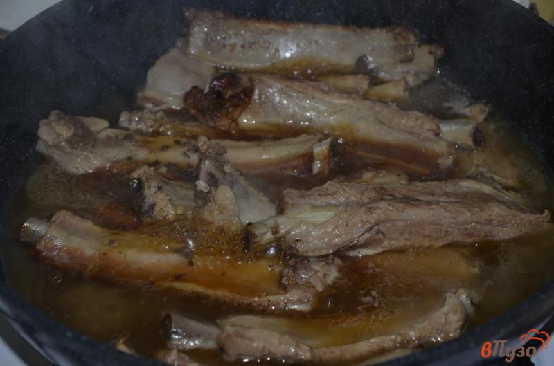 Фото приготовление рецепта: Ребра свиные на сковороде с горчицей шаг №2
