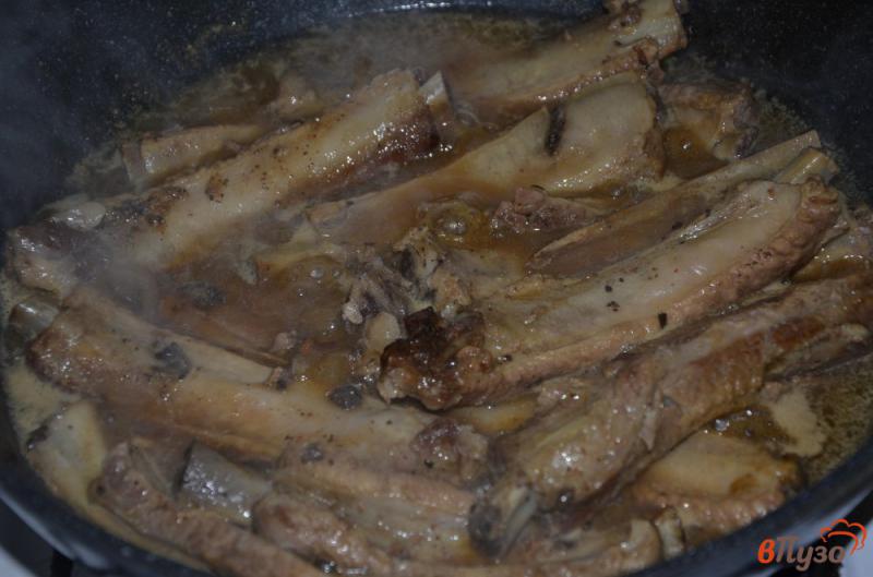 Фото приготовление рецепта: Ребра свиные на сковороде с горчицей шаг №5