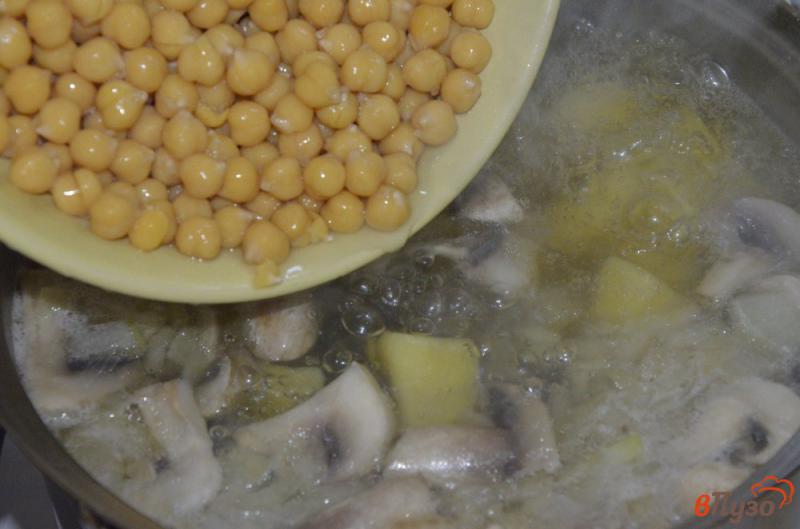 Фото приготовление рецепта: Постный грибной суп с нутом шаг №3