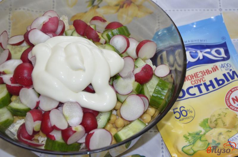 Фото приготовление рецепта: Весенний салат с нутом шаг №3