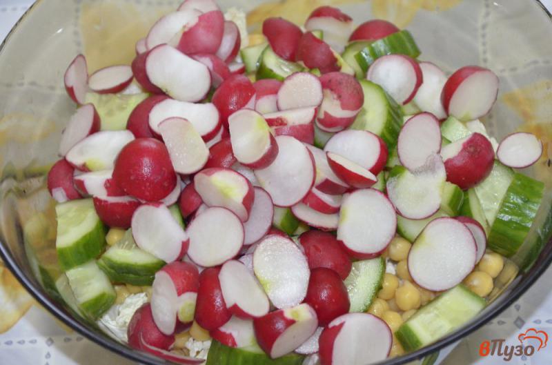 Фото приготовление рецепта: Весенний салат с нутом шаг №2
