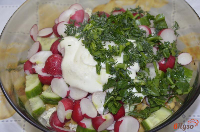 Фото приготовление рецепта: Весенний салат с нутом шаг №4