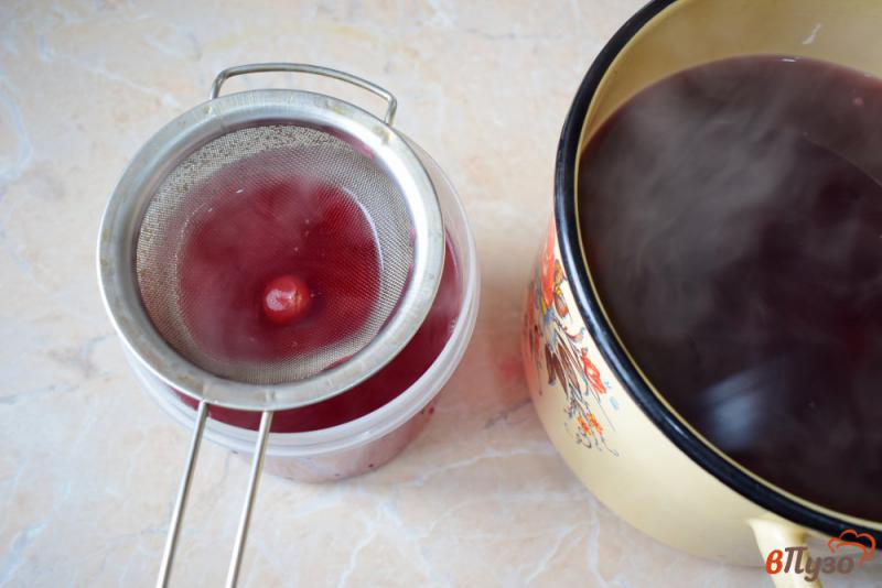 Фото приготовление рецепта: Вишневый кисель с ягодами шаг №3