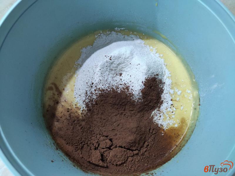 Фото приготовление рецепта: Шоколадные панкейки на кефире и желтках шаг №3