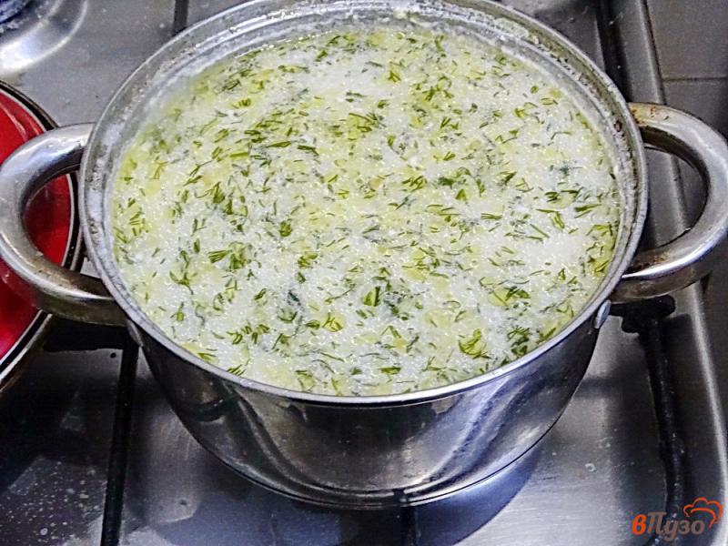 Фото приготовление рецепта: Суп с пельменями и сыром моцарелла шаг №8