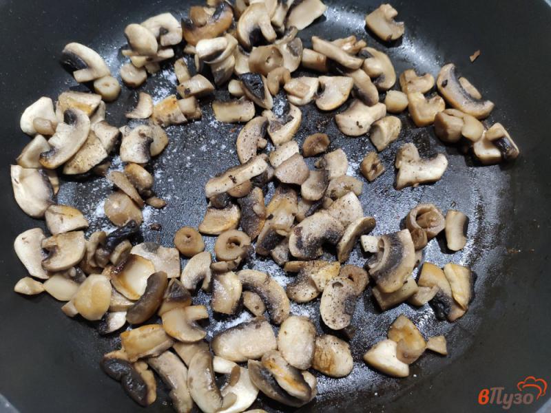 Фото приготовление рецепта: Капустная запеканка с грибами шаг №6