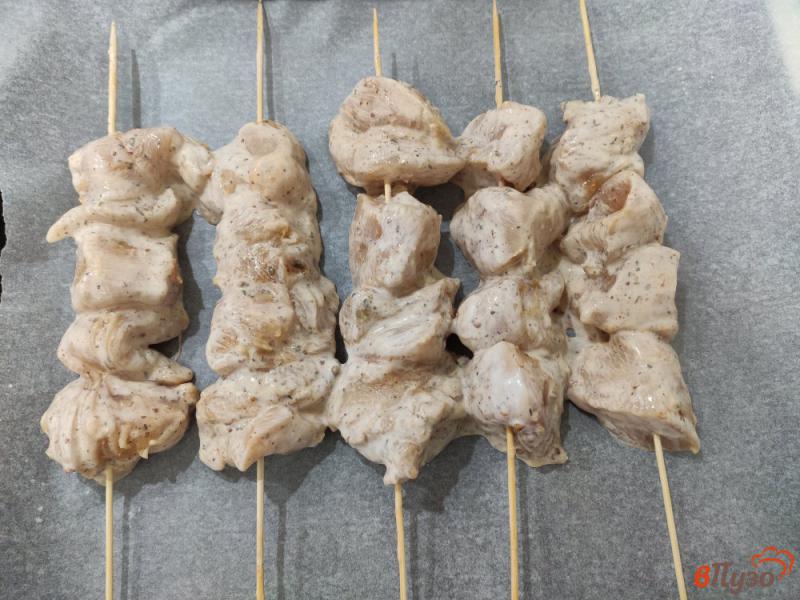 Фото приготовление рецепта: Куриный шашлык на кефире в духовке шаг №6
