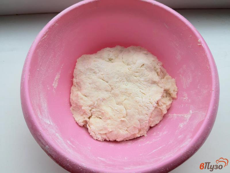 Фото приготовление рецепта: Пирожки дрожжевые жареные с капустой шаг №5