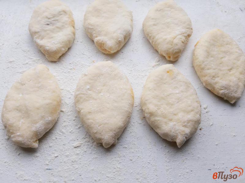 Фото приготовление рецепта: Пирожки дрожжевые жареные с капустой шаг №11