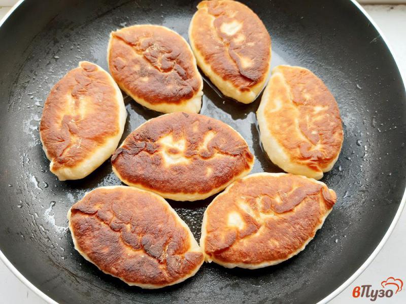 Фото приготовление рецепта: Пирожки дрожжевые жареные с капустой шаг №13