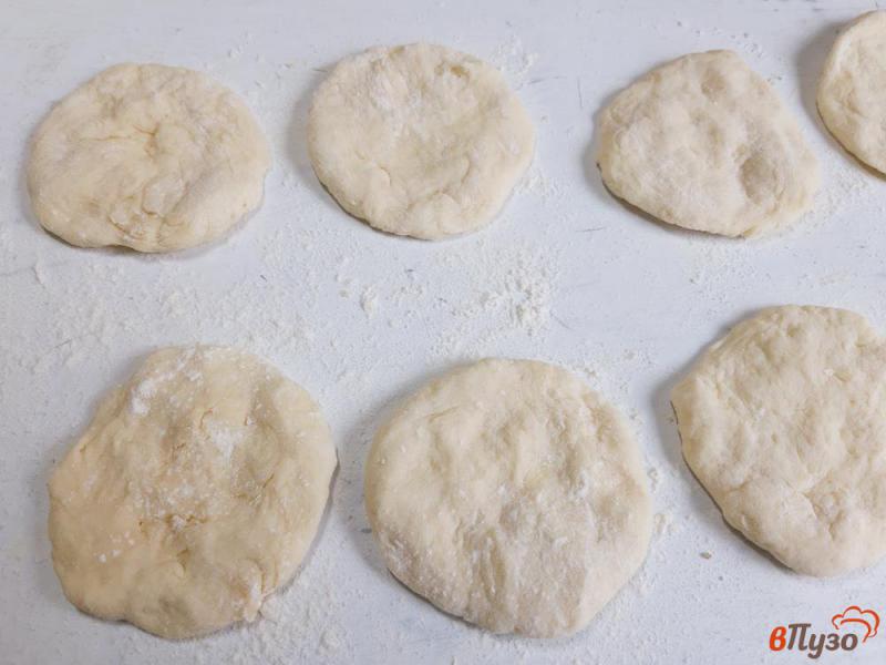 Фото приготовление рецепта: Пирожки дрожжевые жареные с капустой шаг №8