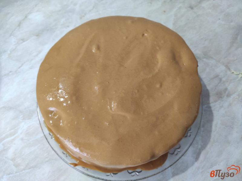 Фото приготовление рецепта: Бисквитный торт со сгущенкой и арахисом шаг №10