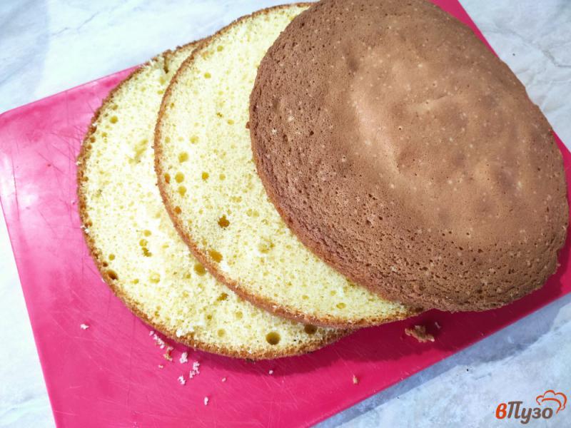 Фото приготовление рецепта: Бисквитный торт со сгущенкой и арахисом шаг №9