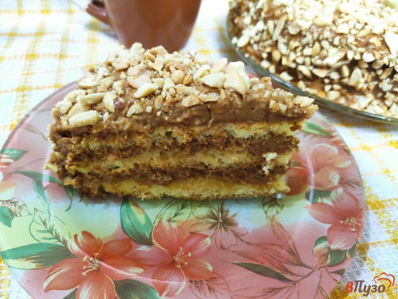 Фото приготовление рецепта: Бисквитный торт со сгущенкой и арахисом шаг №13