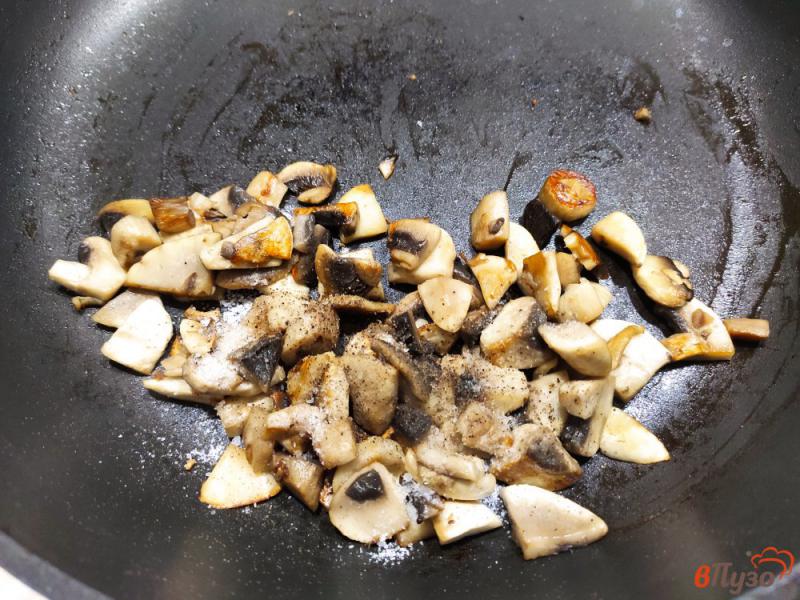 Фото приготовление рецепта: Овсяная каша с грибами яйцом и брынзой шаг №3