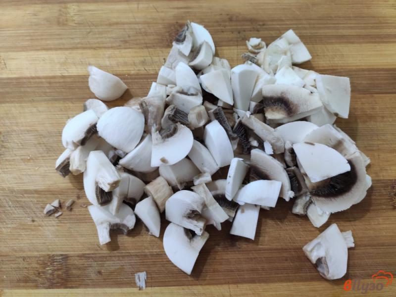 Фото приготовление рецепта: Овсяная каша с грибами яйцом и брынзой шаг №2