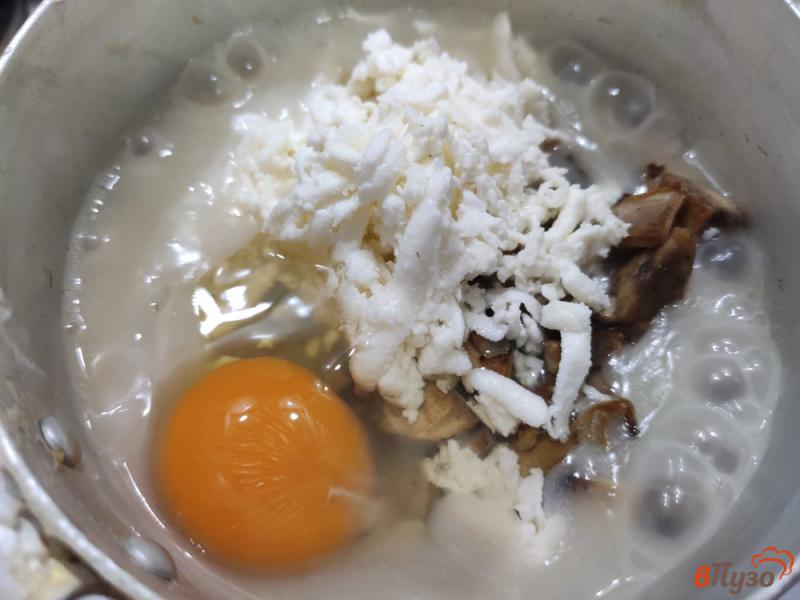 Фото приготовление рецепта: Овсяная каша с грибами яйцом и брынзой шаг №5