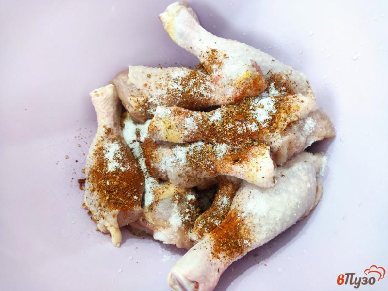 Фото приготовление рецепта: Куриные голени запечённые с луком шаг №1