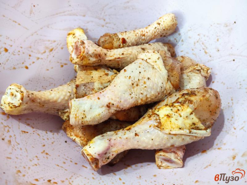 Фото приготовление рецепта: Куриные голени запечённые с луком шаг №2