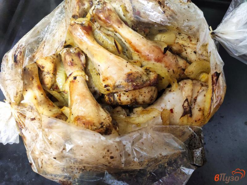 Фото приготовление рецепта: Куриные голени запечённые с луком шаг №6