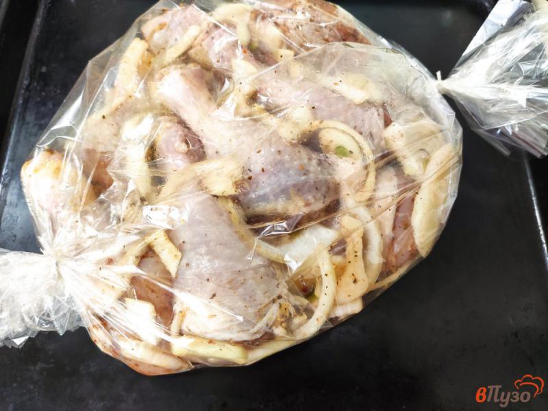 Фото приготовление рецепта: Куриные голени запечённые с луком шаг №5