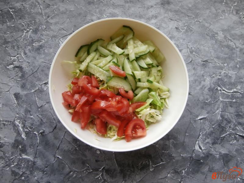 Фото приготовление рецепта: Салат из свежих овощей с сырыми шампиньонами шаг №2