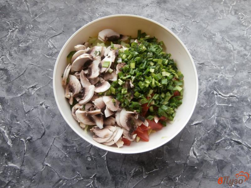 Фото приготовление рецепта: Салат из свежих овощей с сырыми шампиньонами шаг №3