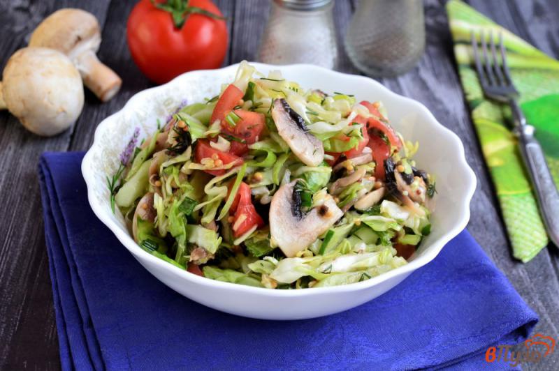 Фото приготовление рецепта: Салат из свежих овощей с сырыми шампиньонами шаг №7