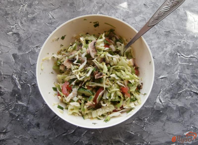 Фото приготовление рецепта: Салат из свежих овощей с сырыми шампиньонами шаг №6