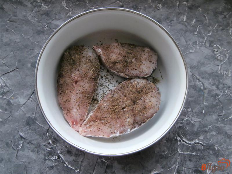 Фото приготовление рецепта: Стейки толстолобика тушеные на сковороде шаг №2