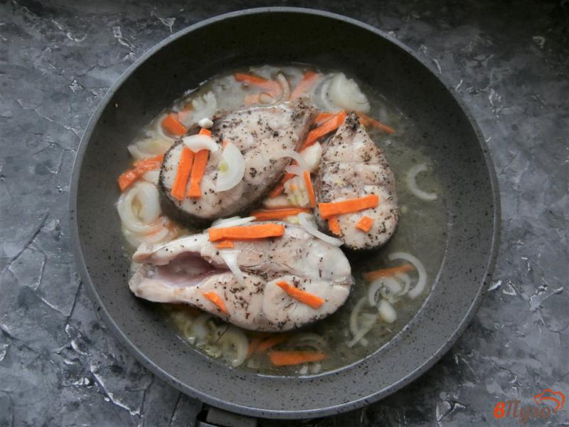 Фото приготовление рецепта: Стейки толстолобика тушеные на сковороде шаг №5