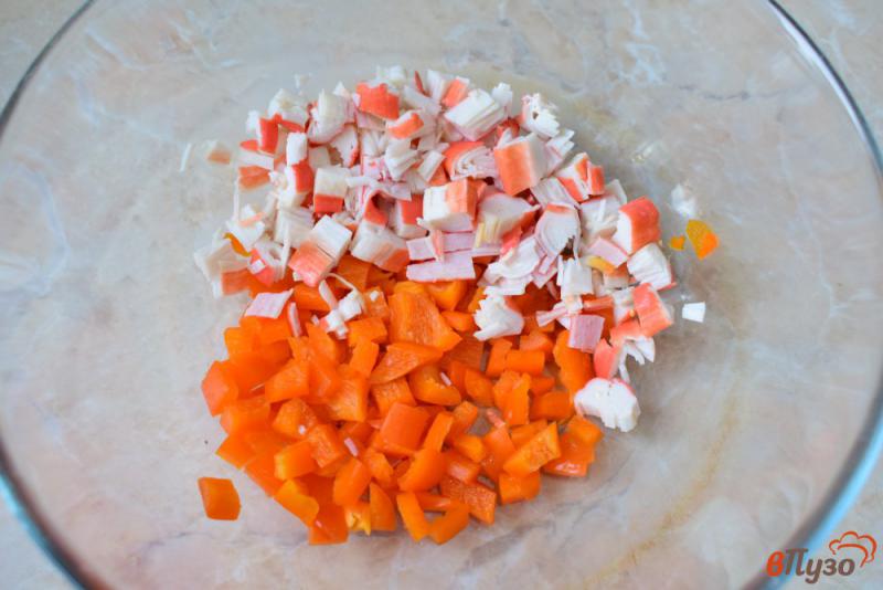 Фото приготовление рецепта: Салат с морковью кукурузой и крабовыми палочками шаг №2