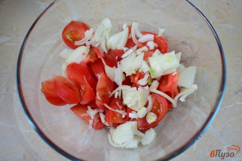 Фото приготовление рецепта: Маринованные помидоры с луком шаг №2