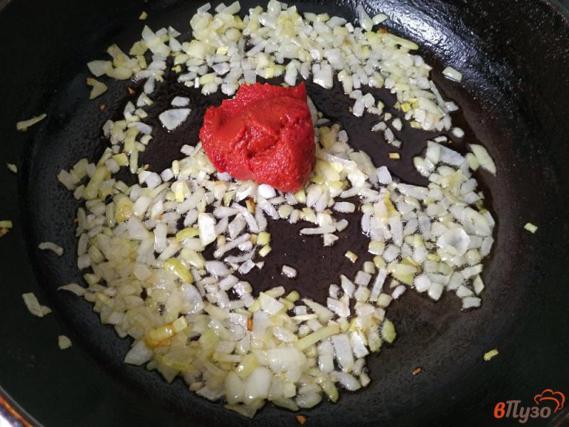 Фото приготовление рецепта: Томатно-луковый соус для пасты шаг №3