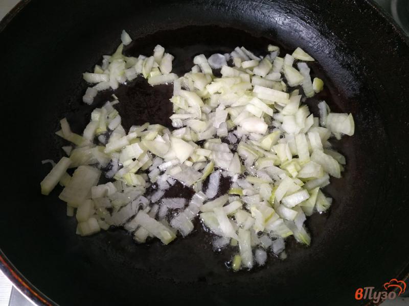 Фото приготовление рецепта: Томатно-луковый соус для пасты шаг №2