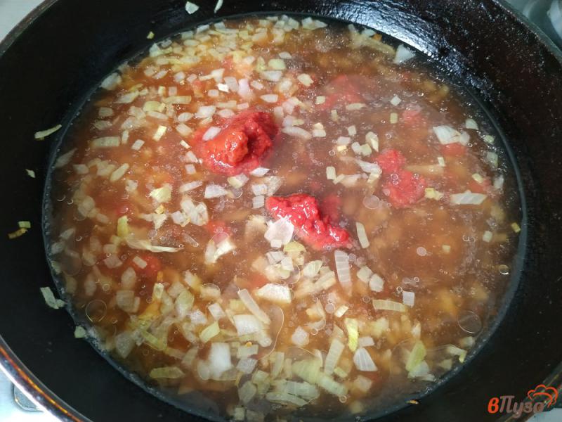 Фото приготовление рецепта: Томатно-луковый соус для пасты шаг №4