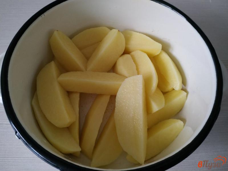 Фото приготовление рецепта: Молодой картофель с грибами и луком шаг №1